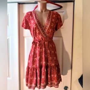 ZESICA RED BOHO FLORAL WRAP DRESS. SIZE MEDIUM